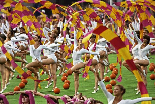 Выступление физкультурников на церемонии открытия XXII Олимпийских игрых в Москве - Sputnik Молдова