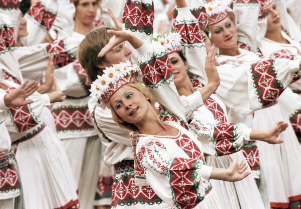Танцевальная сюита Дружба народов на торжественной церемонии открытия XXII Олимпийских игр в Москве - Sputnik Молдова