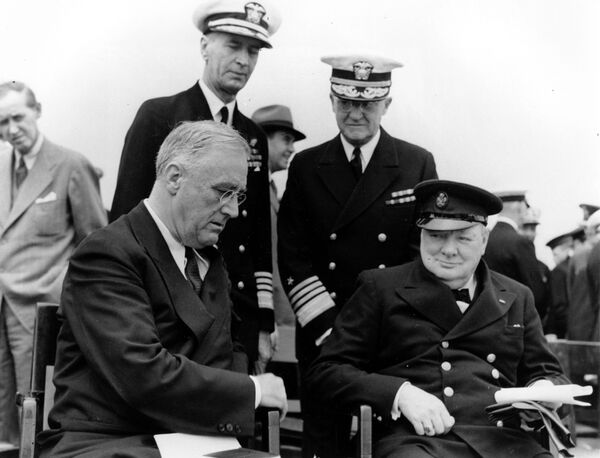 Президент США Франклин Д. Рузвельт и премьер-министр Великобритании Уинстон Черчилль на военно-морской базе Арджентия, 1941 год - Sputnik Moldova-România