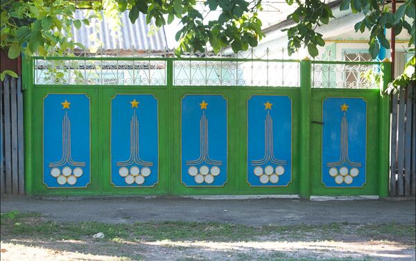 Ворота с олимпийской символикой в селе Пырыта. - Sputnik Молдова