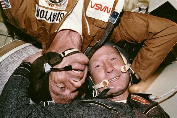 Встреча советского космонавта и американского астронавта после стыковки кораблей Союз-Аполлон - Sputnik Молдова