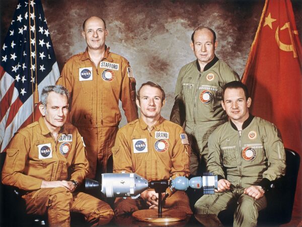 Экипажи космических кораблей экспериментального проекта Аполлон-Союз - Sputnik Молдова