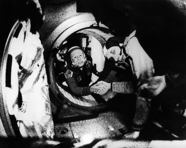 Летчик-космонавт СССР Алексей Леонов и американский астронавт Томас Пэттен Стаффорд во время рукопожатия в рамках экспериментального проекта Аполлон-Союз - Sputnik Молдова