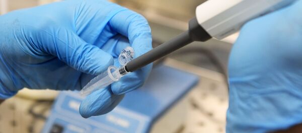 Сотрудник научно-исследовательской лаборатории готовит препарат, архивное фото - Sputnik Moldova-România