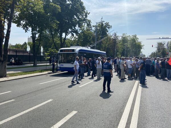 Protestatarii din fața Parlamentului au blocat circulația pe bulevardul Ștefan cel Mare Protestatarii din fața Parlamentului au blocat circulația pe bulevardul Ștefan cel Mare - Sputnik Moldova