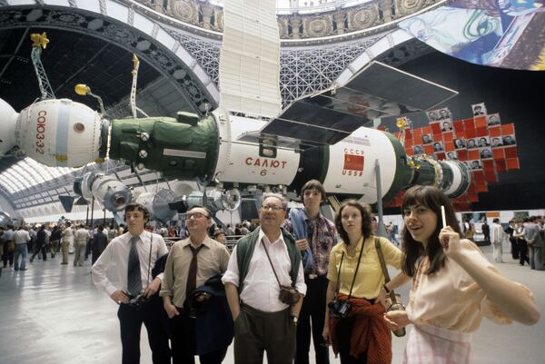 Быт Олимпиады-80: диковинные продукты, дискотеки и народные похороны Высоцкого - Sputnik Молдова