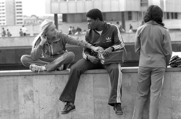 Быт Олимпиады-80: диковинные продукты, дискотеки и народные похороны Высоцкого - Sputnik Молдова