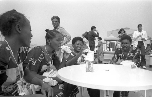 Быт Олимпиады-80: диковинные продукты, дискотеки и народные похороны Высоцкого - Sputnik Молдова