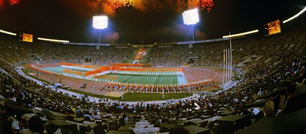 Праздничный фейерверк. Торжественное закрытие XXII летних Олимпийских игр. Центральный стадион имени Ленина (Лужники) Праздничный фейерверк. Торжественное закрытие XXII летних Олимпийских игр. Центральный стадион имени Ленина (Лужники) - Sputnik Молдова
