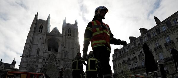 Тушение пожара в соборе святых Петра и Павла в Нанте, Франция Тушение пожара в соборе святых Петра и Павла в Нанте, Франция - Sputnik Молдова