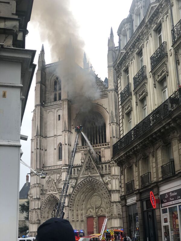 Тушение пожара в соборе святых Петра и Павла в Нанте, Франция - Sputnik Молдова