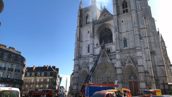 Stingerea incendiului la Catedrala din Nantes - Sputnik Moldova-România