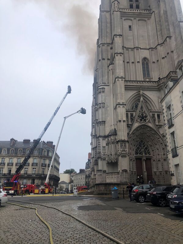 Тушение пожара в соборе святых Петра и Павла в Нанте, Франция - Sputnik Молдова