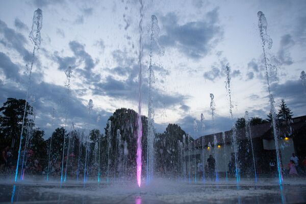 Музыкальный фонтан в столичном парке Долина роз. - Sputnik Молдова