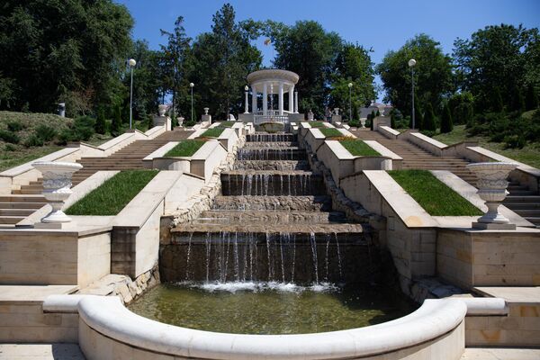 Каскадная лестница - еще один фонтан-изюминка молдавской столицы. Этот комплекс находится в парке Валя Морилор (Комсомольское озеро). - Sputnik Молдова