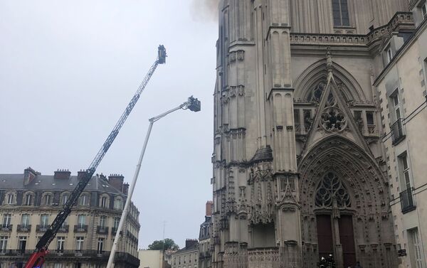 Stingerea incendiului la Catedrala din Nantes - Sputnik Moldova