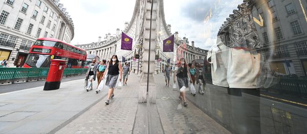 Oameni care poartă măști, strada Regent din Londra - Sputnik Moldova-România