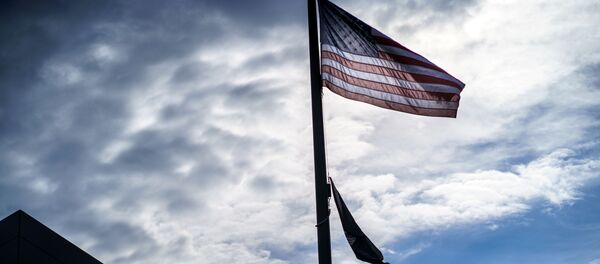 Трое полицейский на крыше 3-го полицейского участка во время протестов в Миннеаполисе, США  - Sputnik Moldova