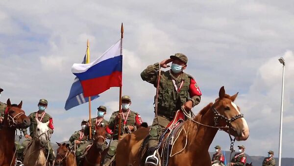 130 километров по горам на лошадях: в Тыве прошел армейский конкурс «Конный марафон» - Sputnik Молдова