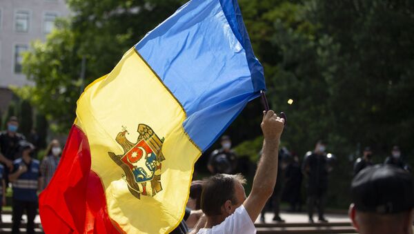 Человек с флагом Молдовы, архивное фото. - Sputnik Молдова