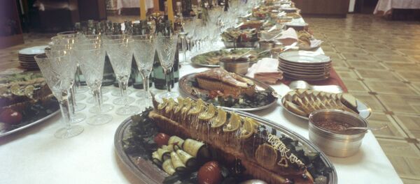 Сервировка стола в ресторане Метрополь Сервировка стола в ресторане Метрополь - Sputnik Молдова