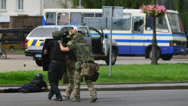 Сотрудники полиции во время силовой операции у автобуса, захваченного мужчиной, имеющим при себе взрывчатку и оружие, Луцк - Sputnik Молдова