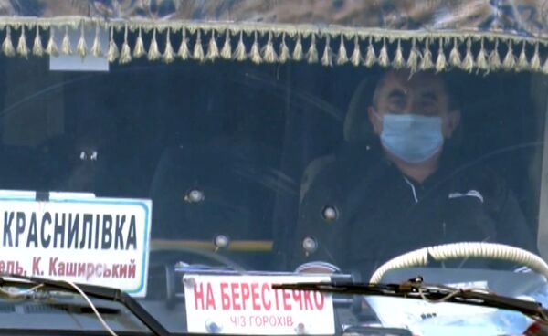 Мужчина в маске на водительском месте в автобусе, захваченном мужчиной, имеющим при себе взрывчатку и оружие, Луцк - Sputnik Молдова