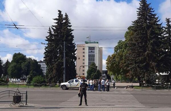 Сотрудники полиции в оцеплении у места, где мужчина захватил автобус с 20 заложниками, при себе он имеет взрывчатку и оружие, Луцк - Sputnik Молдова