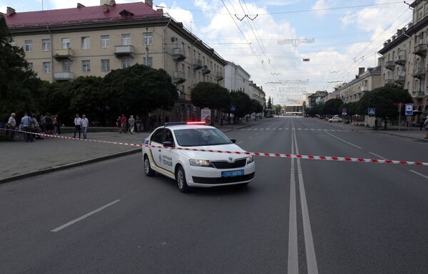 Автомобиль полиции перегораживает улицу, где стоит автобус, захваченный мужчиной, имеющим при себе взрывчатку и оружие, Луцк - Sputnik Молдова