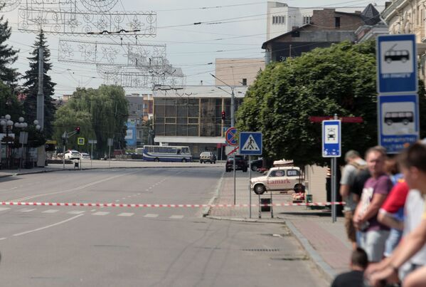 Автобус, захваченный мужчиной, имеющим при себе взрывчатку и оружие, Луцк - Sputnik Молдова