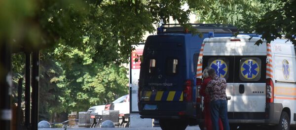 Автомобили скорой помощи на улице, где стоит автобус, захваченный мужчиной, имеющим при себе взрывчатку и оружие (21 июля 2020). Луцк - Sputnik Moldova-România
