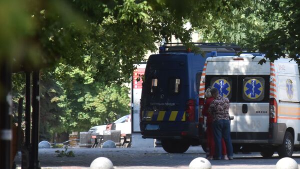Автомобили скорой помощи на улице, где стоит автобус, захваченный мужчиной, имеющим при себе взрывчатку и оружие (21 июля 2020). Луцк - Sputnik Moldova-România