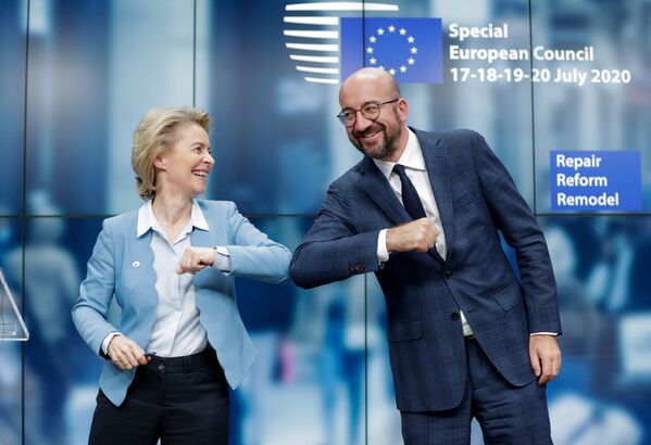 Глава Евросовета Шарль Мишель и председатель Еврокомиссии Урсула фон дер Ляйен на саммите ЕС в Брюсселе - Sputnik Moldova-România