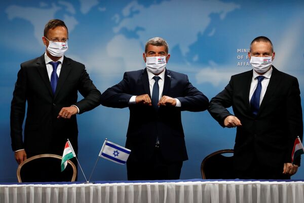 Израильский министр Габи Ашкенази, венгерский министр Петер Сийярто и министр Ижар Шай в Израиле - Sputnik Moldova-România
