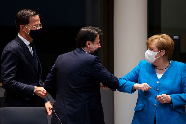Ангела Меркель здоровается с Джузеппе Конте на саммите ЕС в Брюсселе - Sputnik Moldova-România