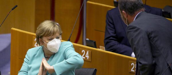 Канцлер Германии Ангела Меркель во время приветствия локтем на пленарной сессии Европейского парламента в Брюсселе Канцлер Германии Ангела Меркель во время приветствия локтем на пленарной сессии Европейского парламента в Брюсселе - Sputnik Moldova-România