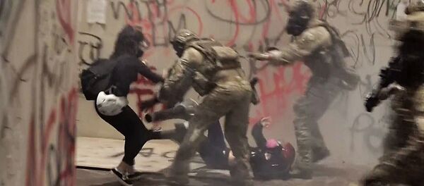 Освещавшие протесты в Портленде журналисты Первого канала подверглись нападению со стороны полицейских - Sputnik Молдова