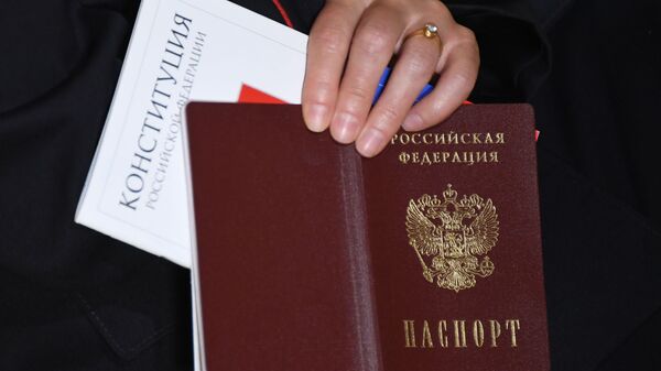 Церемония вручения российского паспорта - Sputnik Moldova