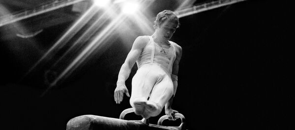 Олимпийский чемпион Александр Дитятин выполняет упражнение на коне Олимпийский чемпион Александр Дитятин выполняет упражнение на коне - Sputnik Молдова