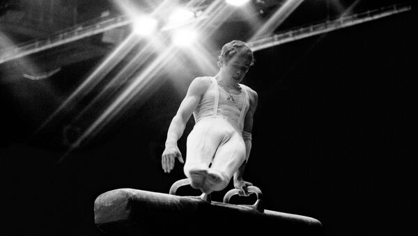 Олимпийский чемпион Александр Дитятин выполняет упражнение на коне - Sputnik Молдова
