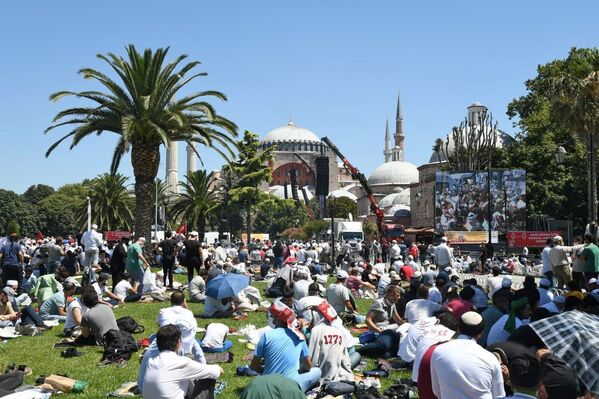 Верующие на площади Султанахмет у собора Святой Софии в Стамбуле - Sputnik Moldova-România