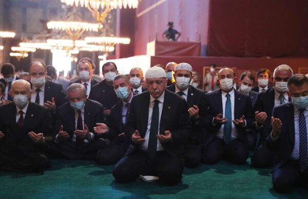 Президент Турции Реджеп Тайип Эрдоган во время намаза в соборе Святой Софии в Стамбуле - Sputnik Moldova-România