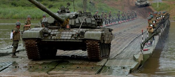 Танк Т-72 преодолевает водную преграду по понтонному мосту - Sputnik Moldova