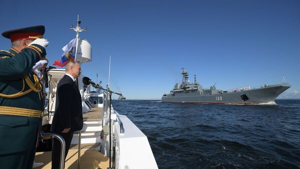 Президент РФ В. Путин принял участие в праздновании Дня ВМФ РФ в Санкт-Петербурге - Sputnik Moldova-România