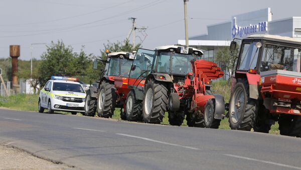 Mai mulți agricultori se pregătesc să blocheze traseul național Chișinău-Căușeni - Sputnik Moldova
