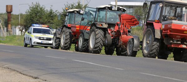 Mai mulți agricultori se pregătesc să blocheze traseul național Chișinău-Căușeni - Sputnik Moldova
