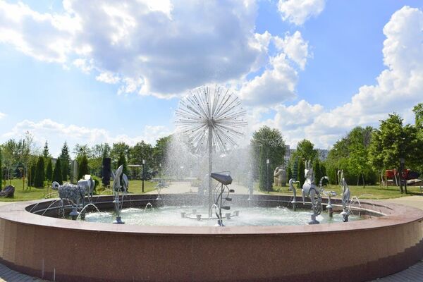 Parcul UTM, o adevărată bijuterie arhitecturală: Sculpturi și exponate de colecție - Foto - Sputnik Moldova