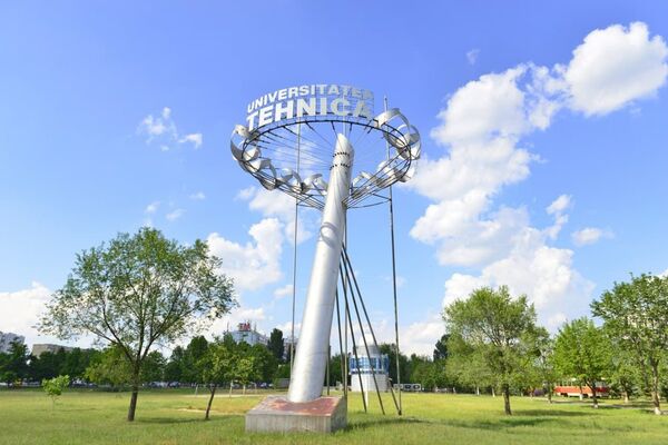 Parcul UTM, o adevărată bijuterie arhitecturală: Sculpturi și exponate de colecție - Foto - Sputnik Moldova