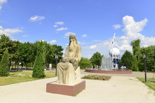 Parcul UTM, o adevărată bijuterie arhitecturală: Sculpturi și exponate de colecție - Foto - Sputnik Moldova