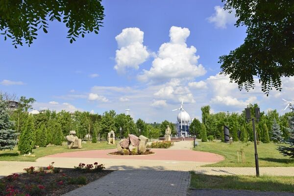 Parcul UTM, o adevărată bijuterie arhitecturală: Sculpturi și exponate de colecție - Foto - Sputnik Moldova